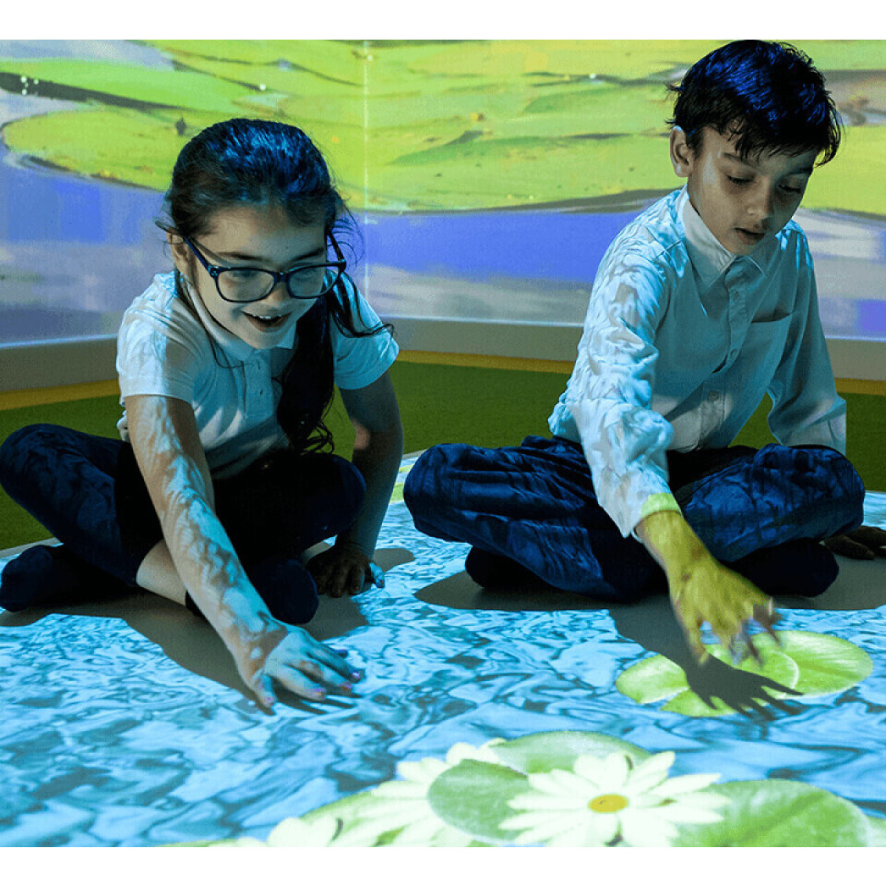 omiVista Budii with Flip Stand